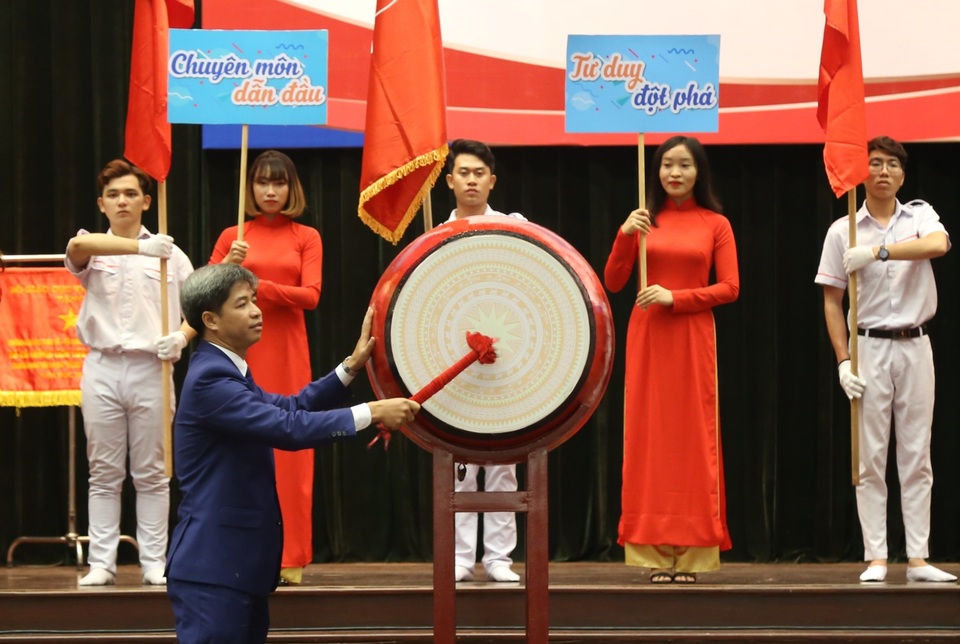 Hơn 30 tỷ đồng học bổng được trao tặng tại Lễ khai giảng của UEF - 3 TS. Nguyễn Thanh Giang – Hiệu trưởng Nhà trường đánh trống khai giảng năm học mới