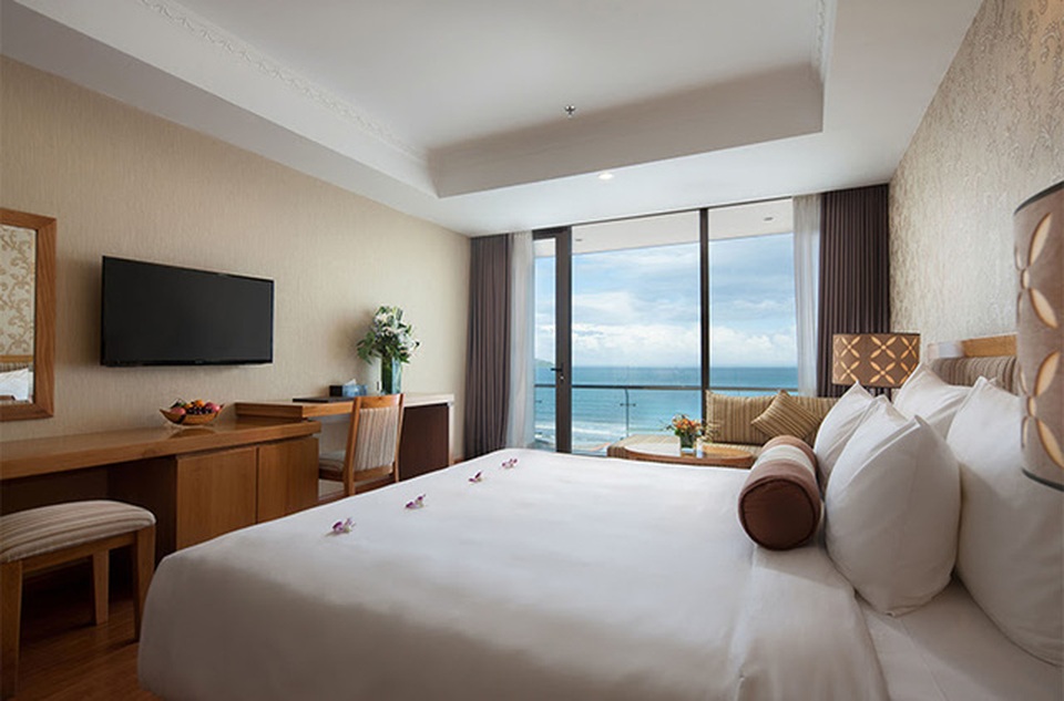 5 lý do níu chân du khách của khách sạn 4 sao bên bờ biển Mỹ Khê, Đà Nẵng - 3 Phòng Ocean Premier với ban công hướng biển đẹp hút hồn