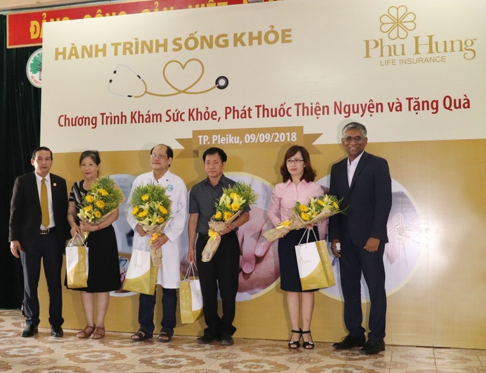 Phú Hưng Life tài trợ chăm sóc sức khỏe miễn phí cho 300 bà con nghèo tại TP. Pleiku - 2 Đại diện Phú Hưng Life trao hoa và quà cho các đối tác