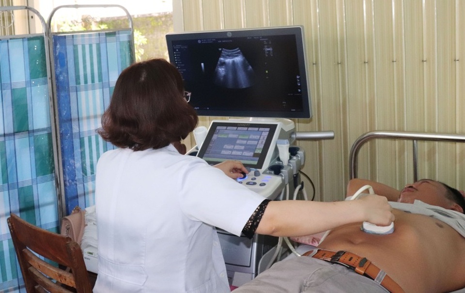 Phú Hưng Life tài trợ chăm sóc sức khỏe miễn phí cho 300 bà con nghèo tại TP. Pleiku - 3 Bác sĩ đang siêu âm cho người dân.