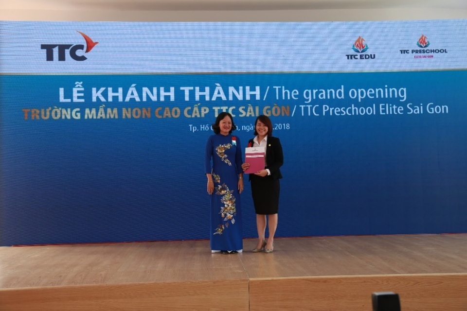 TTC Edu khánh thành Trường Mầm non TTC Cao Cấp Sài Gòn - 3 Đại diện nhà trường nhận giấy quyết định cấp phép hoạt động từ Trưởng phòng Giáo dục và Đào tạo Quận 3