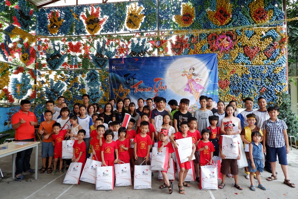 Nehob Việt Nam tổ chức chương trình thiện nguyện nhân dịp Trung thu tại Trung tâm BTXH III - 1 Ban lãnh đạo, nhân viên Công ty TNHH Nehob Việt Nam và các em nhỏ tại trung tâm.