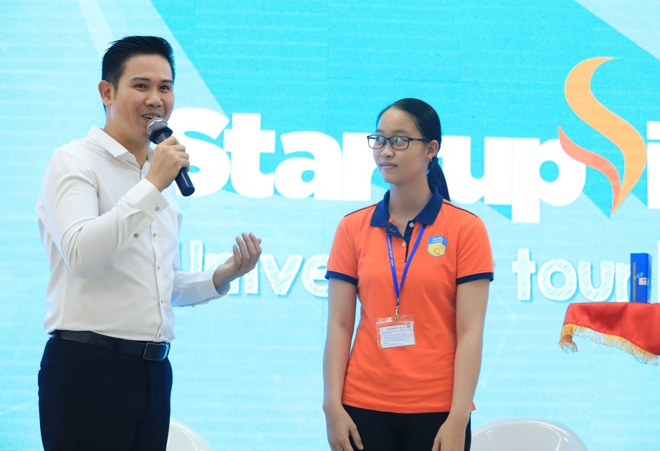 CEO Phạm Văn Tam thừa nhận lỗ hàng trăm tỉ khi gia nhập thị trường Smartphone - 4 Chủ tịch Asanzo đưa ra nhiều lời khyên thiết thực cho các bạn trẻ đam mê khởi nghiệp