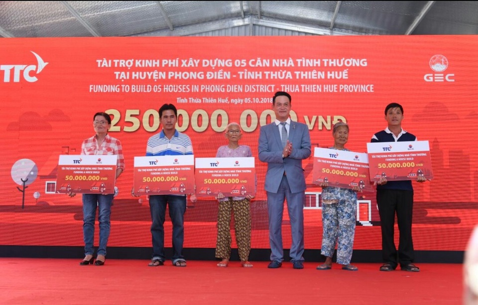 Lễ khánh thành nhà máy điện mặt trời 35 MW đầu tiên tại Việt Nam - 4 Đại diện Tập đoàn TTC trao nhà tình thương cho các gia đình