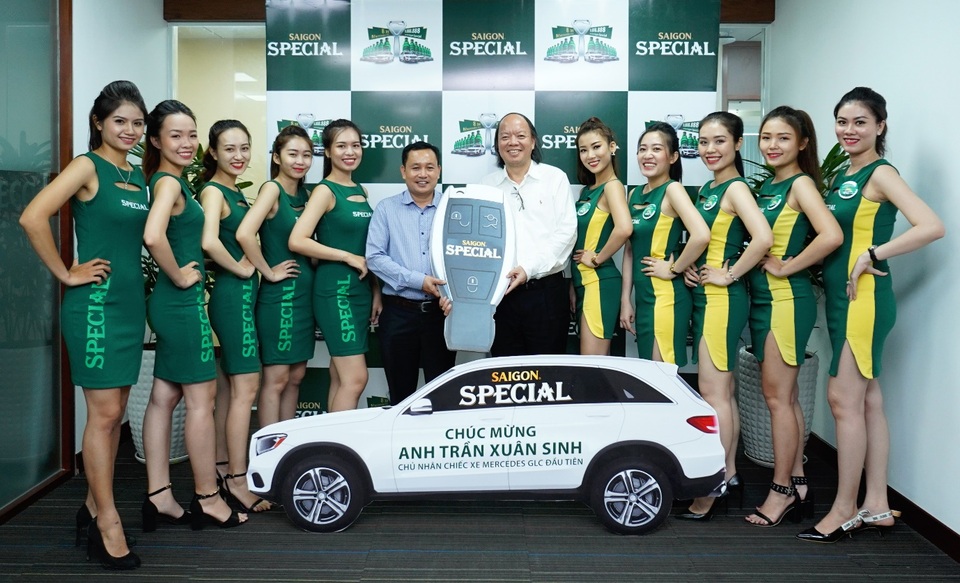 Ông bố U40 và hành trình vượt qua sóng gió tuổi trung niên - 2 Niềm vui được lái xe của anh Sinh được tiếp tục bằng cách không ai ngờ (ảnh chụp cùng đại diện Bia Sài Gòn tại sự kiện trao giải thưởng)