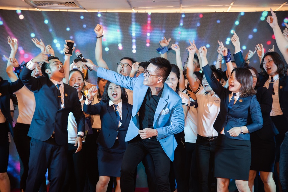 Bùng nổ đại tiệc mừng Lễ khai trương Chi nhánh Thế giới bất động sản miền Bắc - 1 Tuấn Hưng cùng nhân viên Thế Giới Bất Động Sản quẩy hết mình tại Lễ khai trương chi nhánh