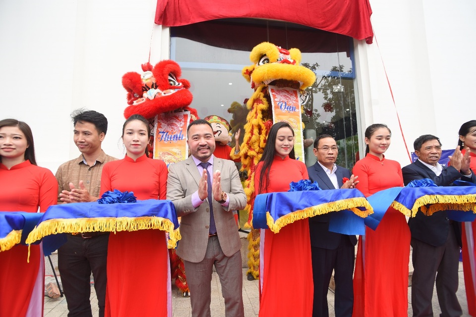 Bùng nổ đại tiệc mừng Lễ khai trương Chi nhánh Thế giới bất động sản miền Bắc - 2 Tổng Giám Đốc Đào Ngọc Duyên cùng các cộng sự cắt băng khai trương khánh thành