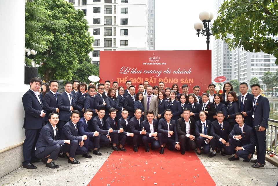 Bùng nổ đại tiệc mừng Lễ khai trương Chi nhánh Thế giới bất động sản miền Bắc - 3 Đội ngũ Ban quản lý Chi nhánh Thế Giới Bất Động Sản Miền Bắc