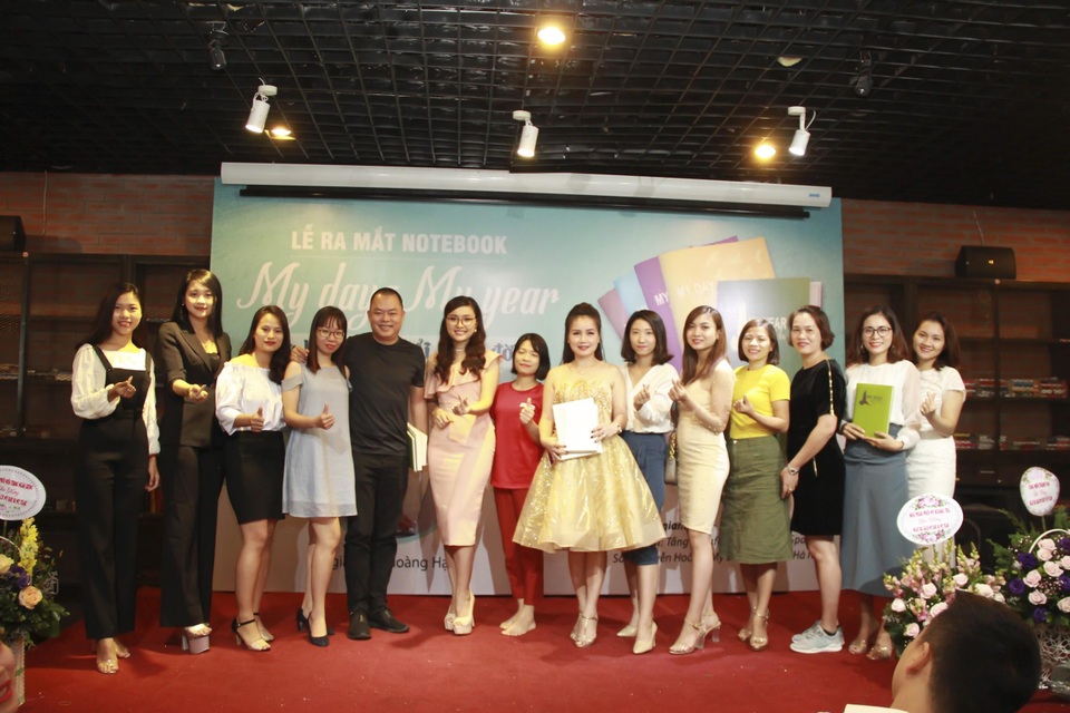 Bộ notebook My Day, My Year - la bàn thay đổi cuộc đời của hàng ngàn chị em phụ nữ - 1 Tác giả CEO Hoàng Hạnh chụp ảnh lưu niệm cùng chuyên gia đào tạo Nguyễn Vĩnh Cường; nữ diễn viên, doanh nhân Hoàng Yến và một số khách mời tại sự kiện “Lễ ra mắt Notebook My Day, My Year - La bàn thay đổi cuộc đời”