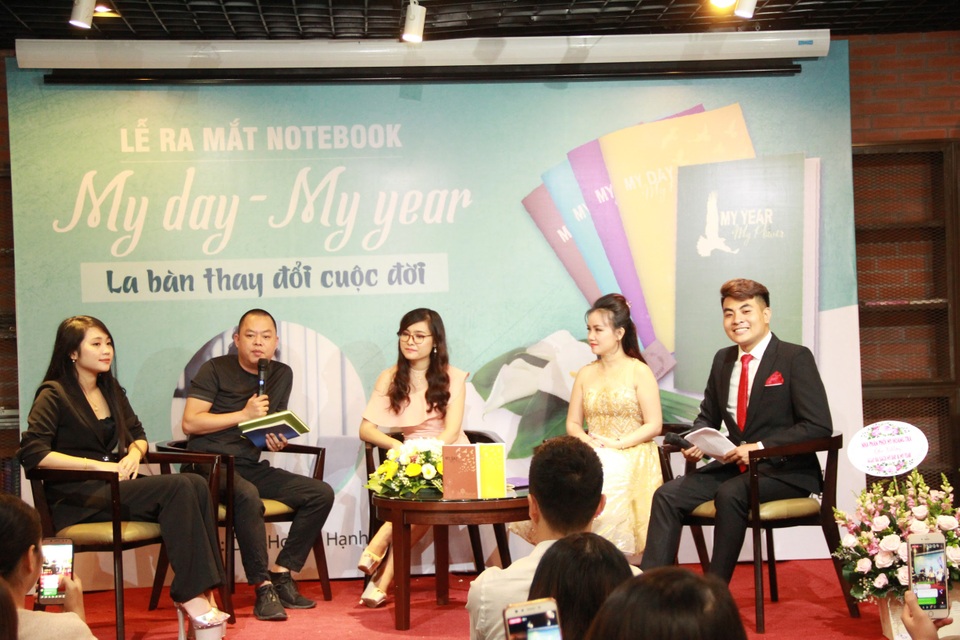 Bộ notebook My Day, My Year - la bàn thay đổi cuộc đời của hàng ngàn chị em phụ nữ - 2 Các vị khách mời chia sẻ những cảm nhận đầu tiên về bộ notebook My Day - My Year trên sân khấu của lễ ra mắt