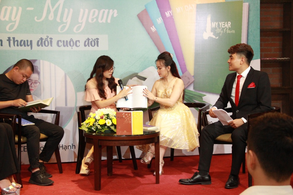 Bộ notebook My Day, My Year - la bàn thay đổi cuộc đời của hàng ngàn chị em phụ nữ - 5 CEO Hoàng Hạnh cùng các vị khách mời chia sẻ và hướng dẫn kỹ hơn đến khán giả về bộ notebook My day - My Year