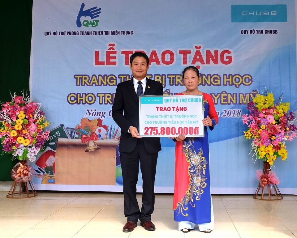 Chubb Life Việt Nam trao tặng thiết bị dạy và học cho 7 trường học tại miền Trung - 1 Ông Nguyễn Hồng Sơn, Phó Tổng Giám đốc Chubb Life Việt Nam trao tặng thiết bị dạy và học cho đại diện Trường Tiểu học Yên Mỹ (Thanh Hóa).