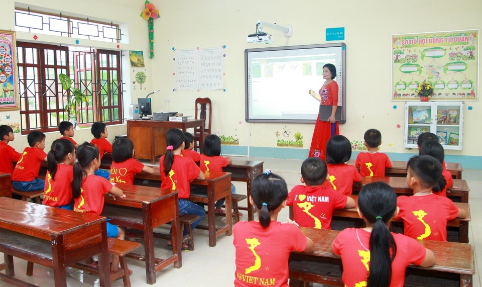 Chubb Life Việt Nam trao tặng thiết bị dạy và học cho 7 trường học tại miền Trung - 2 Cô và trò trường Tiểu học Số 2 Vĩnh Thành trải nghiệm những giờ học đầu tiên với thiết bị và phần mềm bài giảng tương tác hiện đại do Chubb Life trao tặng