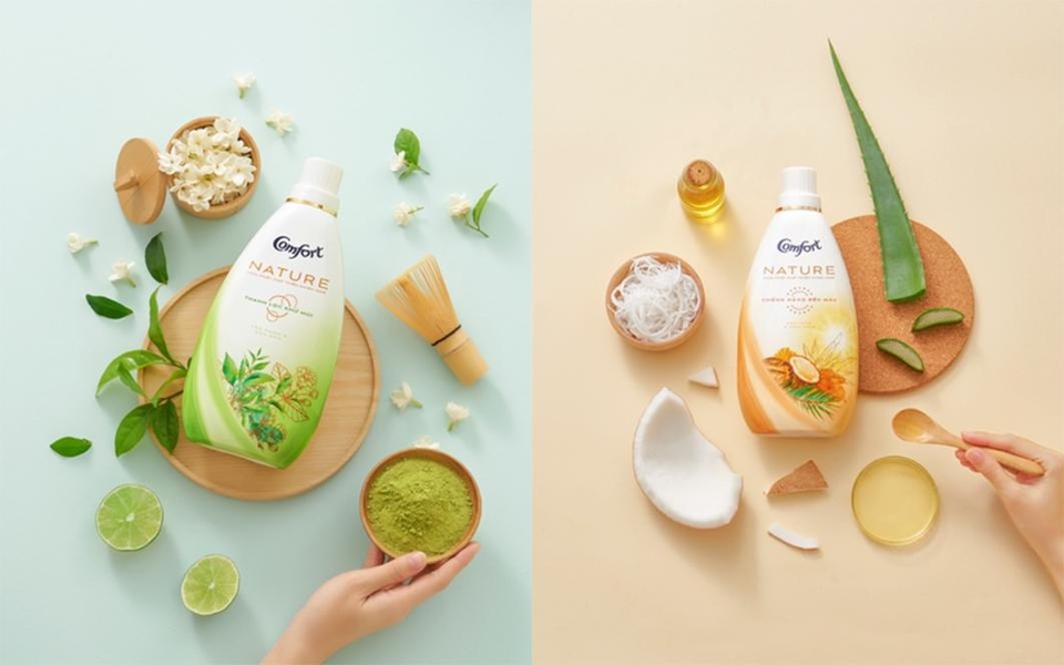 Bật mí những nguyên liệu tự nhiên giúp chăm sóc quần áo dịu nhẹ - 3 Comfort Nature bao gồm hai sản phẩm đặc trưng: Comfort Nature Thanh Lọc Khử Mùi và Comfort Nature Chống Nắng Bền Màu.