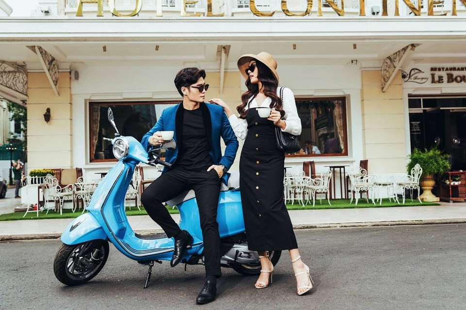Cặp đôi hot hit nhất nhì MXH khiến cộng đồng mạng mê mẩn với phong cách “chất như nước cất” - 3 Cặp đôi Việt kiều Đức đình đám với phong cách “sang xịn” mà vẫn phóng khoáng với những trang phục, item mang màu sắc những năm 70 – thập niên “hoàng kim” tôn vinh sự tự do và ngẫu hứng.