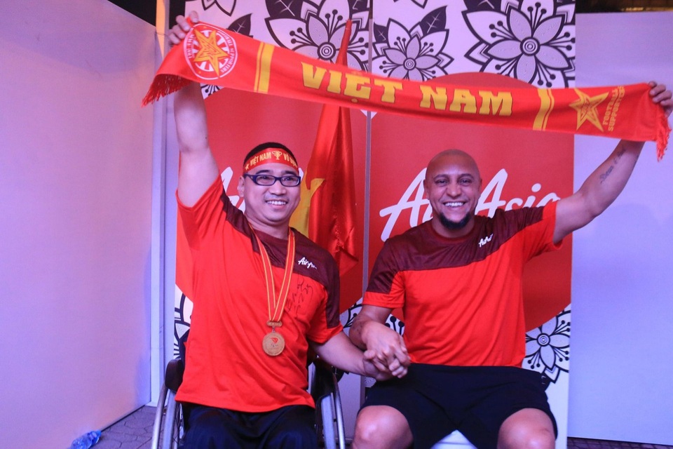 Chạm mặt Roberto Carlos - Chàng lực sĩ hào hoa trên sân cỏ - 5 Carlos cùng với Trần Phúc Đạt, vận động viên đua xe lăn từng giành 16 Huy chương vàng trong các giải thể thao người khuyến tật toàn quốc