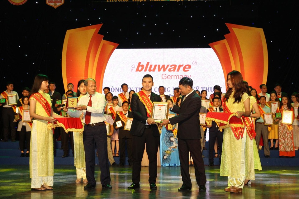 Bluware liên tiếp lọt vào “Top 100 thương hiệu nổi tiếng 2017” - 1 Giám đốc Hoàng Vương , đại diện Bluware lên nhận Cup