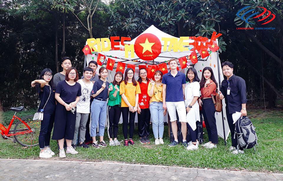 Sôi động cùng sân chơi văn hóa dành cho học viên Langmaster - 5 Thầy Sergei chụp cùng các bạn học viên sau khi chấm trại