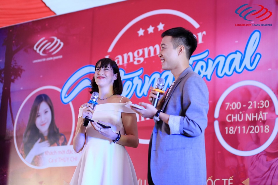 Sôi động cùng sân chơi văn hóa dành cho học viên Langmaster - 7 Cô Liesel làm MC trong đêm hội trại