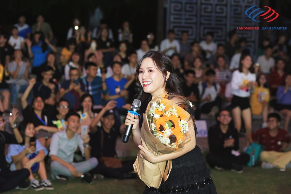 Sôi động cùng sân chơi văn hóa dành cho học viên Langmaster - 10 Giọng ca thiên thần Thùy Chi giao lưu, hát cùng khán giả