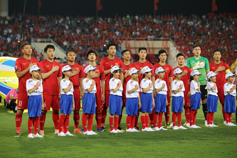 Trẻ em SOS sẽ ra sân cùng các cầu thủ tại giải AFF Suzuki Cup 2018 - 3 Các trẻ Làng trẻ SOS Hà Nội được Việt Nam Suzuki mời làm trẻ em dắt tay cầu thủ tại trận đấu vòng bảng giữa ĐTQG Việt Nam và ĐTQG Malaysia tại SVĐ Mỹ Đình ngày 16/11 vừa qua