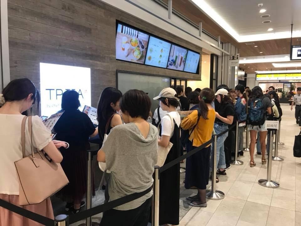 Bất ngờ về sự xuất hiện của trà sữa TP TEA hàng đầu Đài Loan - 2 Người Nhật xếp hàng để thưởng thức vị trà sữa độc tôn TP TEA