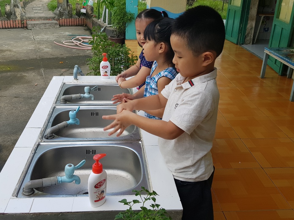 Dù nguy hiểm nhưng rất ít người chú ý đến nguy cơ này sau bão Usagi - 2 Rửa tay với xà phòng là thói quen tốt trẻ em nào cũng cần thực hiện để bảo vệ sức khỏe