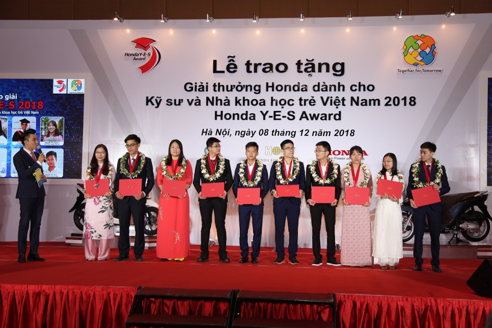 Sử dụng trí tuệ nhân tạo để giải quyết các vấn đề toàn cầu trong thời đại 4.0 - 3 10 gương mặt xuất sắc nhất nhận Giải thưởng Honda Y-E-S 2018 với đề tài liên quan đến những nguy cơ tiềm ẩn của AI