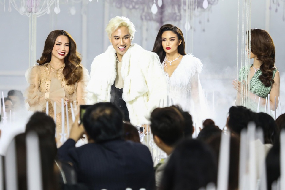 “Vẻ đẹp tự do” - Nguồn cảm hứng bất tận cho show diễn của NTK Lý Quí Khánh - Ảnh 1. “Vẻ đẹp tự do” - Nguồn cảm hứng bất tận cho show diễn của NTK Lý Quí Khánh - Ảnh 1.