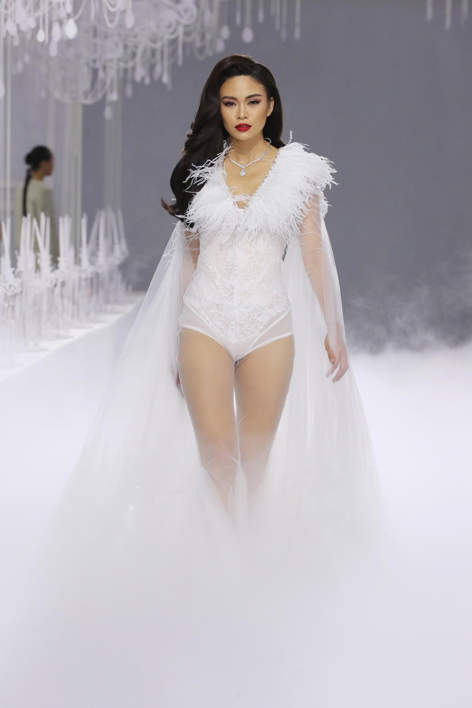 “Vẻ đẹp tự do” - Nguồn cảm hứng bất tận cho show diễn của NTK Lý Quí Khánh - Ảnh 4. “Vẻ đẹp tự do” - Nguồn cảm hứng bất tận cho show diễn của NTK Lý Quí Khánh - Ảnh 4.