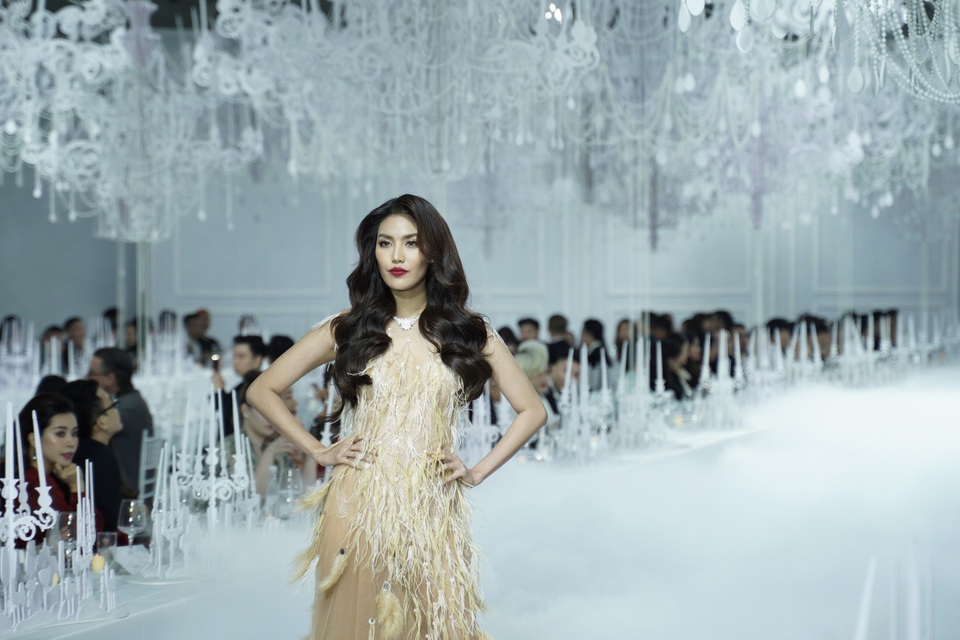 “Vẻ đẹp tự do” - Nguồn cảm hứng bất tận cho show diễn của NTK Lý Quí Khánh - Ảnh 6. “Vẻ đẹp tự do” - Nguồn cảm hứng bất tận cho show diễn của NTK Lý Quí Khánh - Ảnh 6.