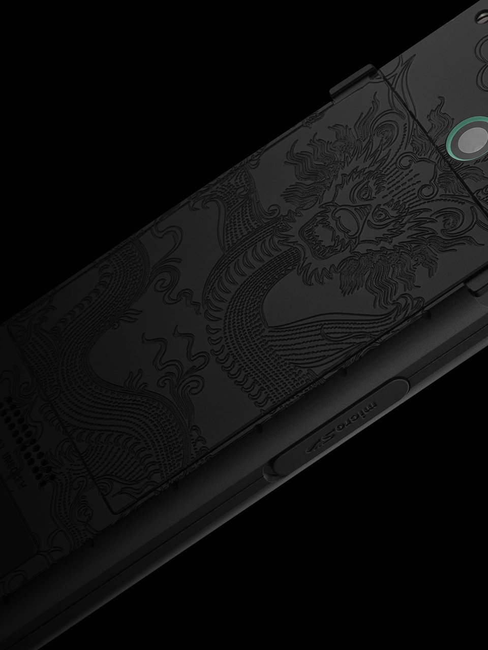 “Ẩn Long” - chiếc điện thoại cất giấu cả một huyền thoại rồng của Mobiado - 2 Rồng được khắc họa sống động, quyền lực nhưng vẫn bí ẩn trên nền đen sang trọng.
