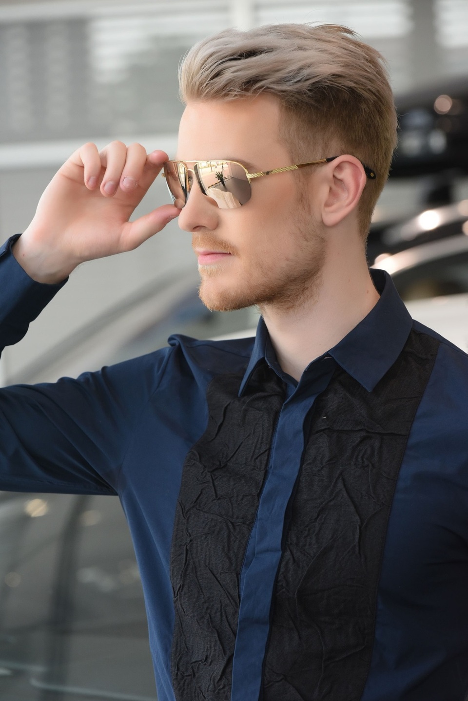 Hãng kính “đối lập với số đông” vừa cho ra mắt dòng kính titanium phủ vàng với thiết kế sang trọng và lịch lãm. Logo Bentley cùng họa tiết guilloche mang dấu ấn đặc trưng của hãng được sắp xếp vô cùng tinh tế trên càng kính. Kính có giá khởi điểm từ 22 triệu.