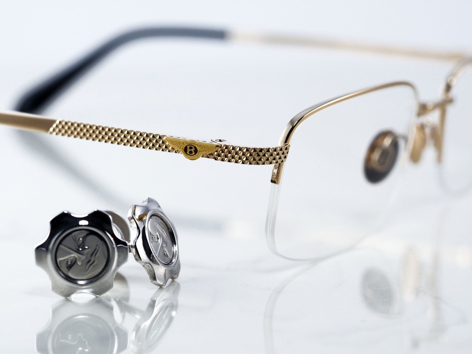 Sự khác biệt của sản phẩm cao cấp đến từ những tiểu tiết. Càng kính Bentley nuột nà từ những điểm nhỏ nhất là biểu tượng đôi cánh và họa tiết điêu khắc đặc trưng của hãng.