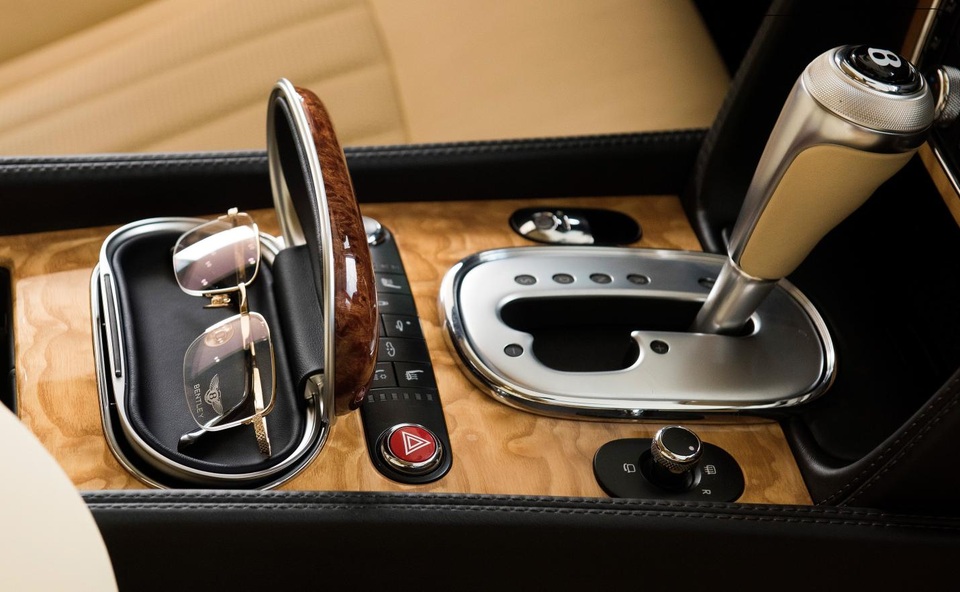 Tinh tế đến độ thiết kế riêng hộc đựng cho những chiếc kính Bentley, dù là chi tiết nhỏ cũng thể hiện sự khác biệt của Bentley với những sản phẩm thuộc về số đông.