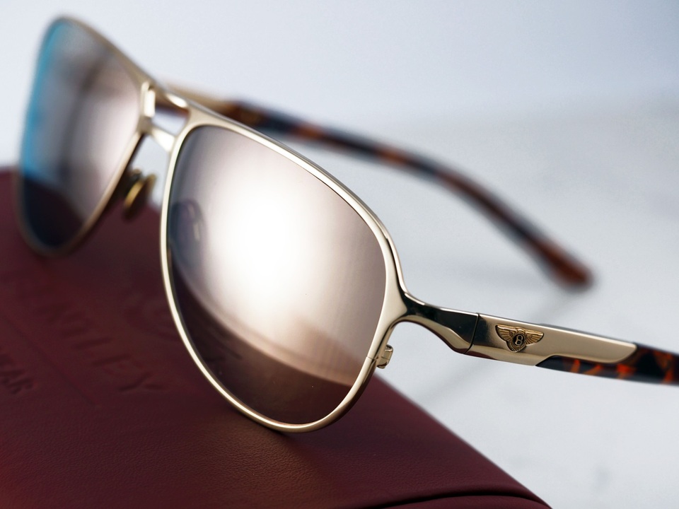 Với thiết kế sang trọng, kính Bentley còn toát lên vẻ trẻ trung, nam tính và hiện đại với acetate đồi mồi và mắt kính phủ vàng cao cấp. Logo Bentley mang dấu ấn đặc trưng của hãng được thiết kế tinh tế trên càng kính. Kính B-9050 có giá 23 triệu.