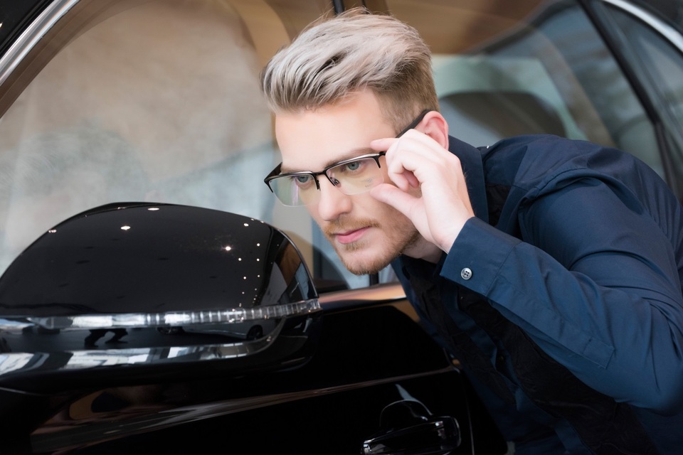 Lấy ý tưởng từ những chiếc xe Bentley Speeed 8, kính B- 8052 mang dáng vẻ mạnh mẽ, nam tính và đậm chất thể thao. Kính titanium phủ rhuthenium, kim loại quý làm tăng khả năng chống ăn mòn của kính lên gấp nhiều lần có giá 22,5 triệu.