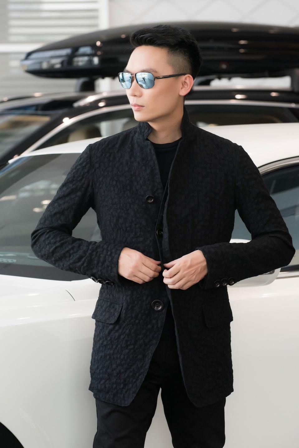 Kính Bentley B – 9050 mắt tráng gương màu xanh thời trang là một mẫu kính khác mang phong cách thời trang hiện đại của Bentley. Kính có giá 23 triệu.