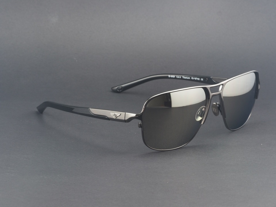 Kính Bentley titanium phủ vàng thiết kế vuông khỏe khoắn, nổi bật với mắt kính màu xanh rêu. Kính Bentley B – 9050 titanium phủ ruthenium, kim loại quý làm tăng khả năng chống ăn mòn của kính lên gấp nhiều lần có giá 23 triệu.