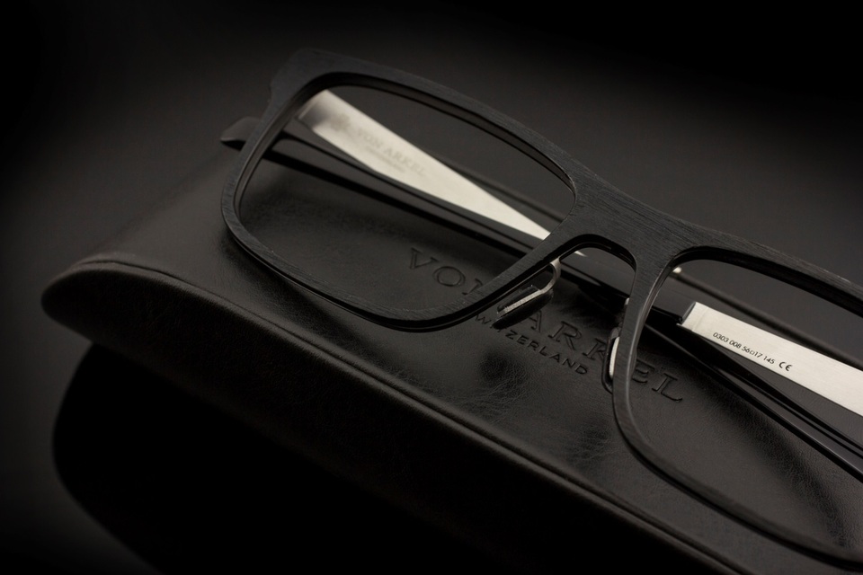 Khi Von Arkel được ra mắt, ít ai biết rằng Philippe Donikian, nhà sáng lập hãng và các cộng sự đã phải mất tới 2,5 năm nghiên cứu. Trước đó ước mơ tạo ra những cặp kính tốt nhất thế giới này đã được ấp ủ từ rất lâu. Để làm được điều đó, Von Arkel đã áp dụng công nghệ sản xuất đồng hồ cao cấp để chế tác kính. Đây là chuyện chưa từng có tiền lệ trong ngành.