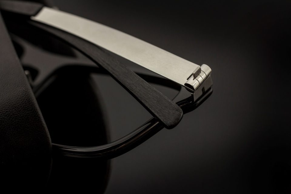 Kính Von Arkel vượt trội so với các hãng kính khác nhờ khả năng chịu lực. Người dùng có thể bóp dẹt lại một cách dễ dàng, thậm chí còn có thể đút túi và tự do di chuyển cũng không làm biến dạng gọng hay vỡ mắt kính. Công nghệ 3D tiên tiến cùng với thép siêu bền trong chế tác đồng hồ đã tạo ra điều này.