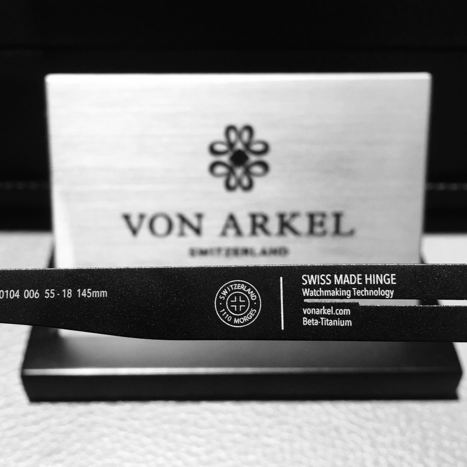 Những thông số đặc trưng tạo nên sự khác biệt của Von Arkel là bản lề chuẩn đồng hồ Thụy Sĩ và sản xuất theo quy trình chế tác đồng hồ được in trên càng kính.