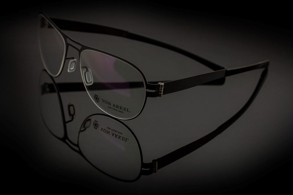 Kỹ thuật làm đồng hồ không chỉ là giải pháp cho kết cấu bền chắc, mà còn là gợi ý cho hãng áp dụng công nghệ mạ PVD vào mạ màu cho kính. Và kết quả là lớp mạ ăn sâu vào kim loại đã khiến gọng kính có màu tự nhiên như màu của kim loại, giúp chống xước và bong tróc vô cùng hiệu quả.