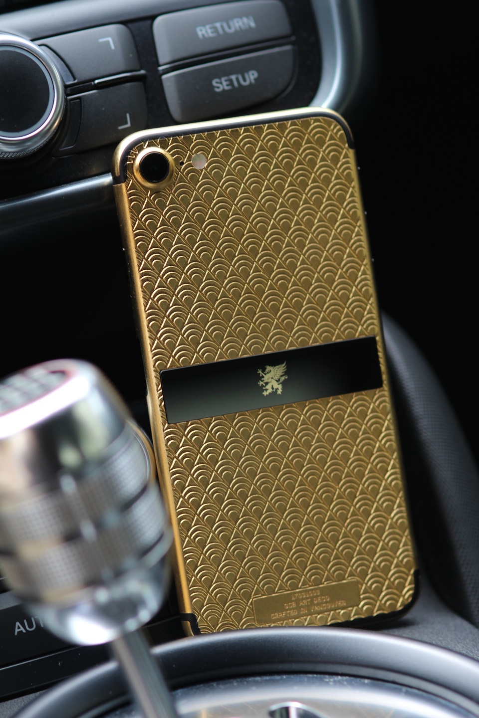 Mobiado Grand 7/7 Plus – Ngôn ngữ thiết kế đẳng cấp - 2 Art Deco là bức tranh hình học, mô phỏng lại thiết kế tiêu biểu của thời kỳ công nghiệp Châu Âu. Sự lên ngôi của những đường nét dứt khoát, khẳng khái trong thời kỳ hoàng kim ấy cho đến nay vẫn được coi biểu tượng của sự giàu có và thịnh vượng.