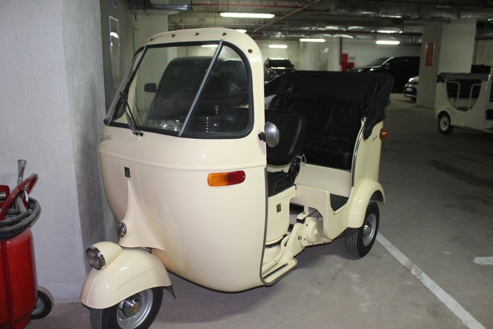 Tận mắt chiêm ngưỡng những “siêu xe” cổ trả nghìn đô không bán - 3 Chiếc Vespa 3 bánh thuộc hàng hiếm ở Việt Nam là một trong những chiếc xe được chủ nhân cưng chiều nhất. Để có được chiếc xe này, chú Hiếu Ảnh đã phải vất vả, lặn lội suốt 7 năm trời và đã có lúc tưởng như vô vọng. Vốn thuộc về một đại gia trẻ ở Đà Lạt, chiếc xe Vespa 3 bánh được cất rất kỹ nên chưa từng có ai nhìn thấy. Về sau, nhờ đến sự giúp đỡ của bạn bè trong hội đua mô tô, chú mới biết được tung tích về người chủ này.