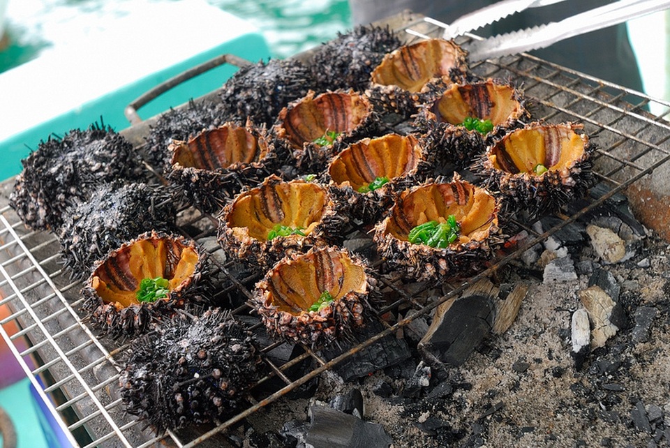 Lạ miệng với “thần dược” tiến vua của miền biển - 3 Những con nhum được nướng cùng với mỡ hành. (Ảnh: lyson.asia)