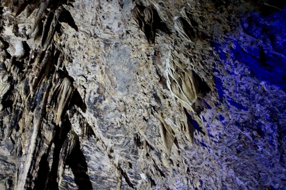 Ngỡ ngàng với vẻ đẹp mê hoặc của “cao nguyên đệ nhất động” - 8 Tùy vào trí tưởng tượng của du khách mà các khối đá có thể mang hình bông hoa, toàn tháp, sống lưng khủng long hay vây của một loài vật khổng lồ,..