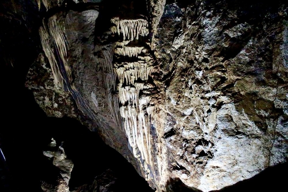 Ngỡ ngàng với vẻ đẹp mê hoặc của “cao nguyên đệ nhất động” - 10 Hang có cấu trúc thạch nhũ nguyên sơ, tất cả kết hợp tạo thành nhiều góc chụp sâu hun hút.