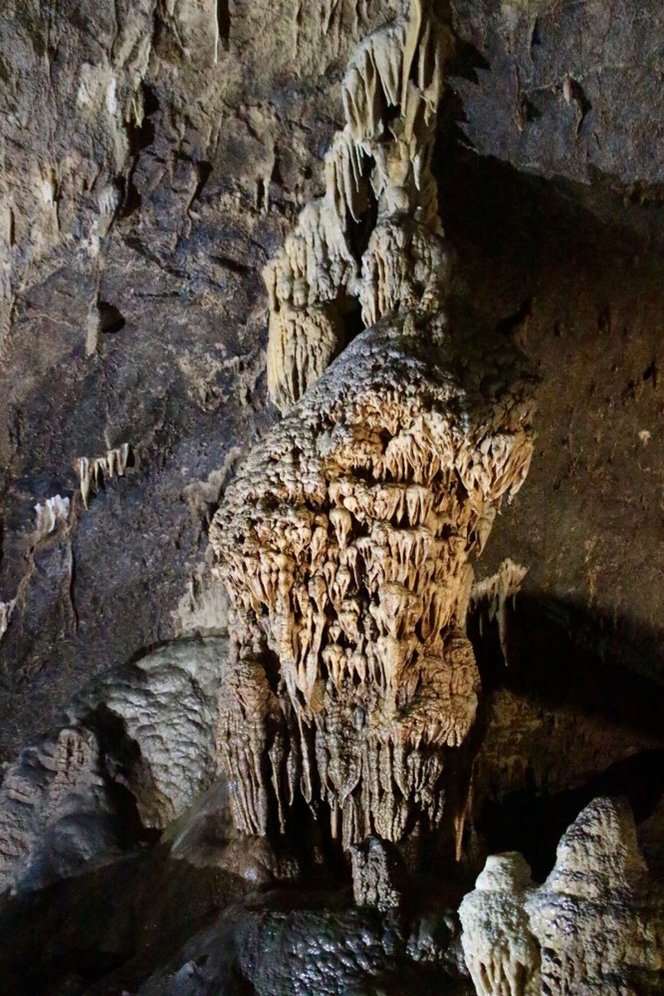 Ngỡ ngàng với vẻ đẹp mê hoặc của “cao nguyên đệ nhất động” - 11 Sâu trong hang có những nhũ đá trắng trong suốt theo dạng thạch nhũ, nhiều sợi nhũ dài từ 2-3m buông xuống, vừa tạo cảm giác thích thú, vừa có sự rùng rợn, bí ẩn kỳ lạ.