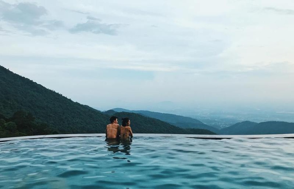 7 bể bơi vô cực đang khiến tín đồ du lịch “phát cuồng” - 2 Bạn có thể vừa ngâm mình dưới làn nước vừa ngắm nhìn cảnh đep. (Ảnh: meii.mei)